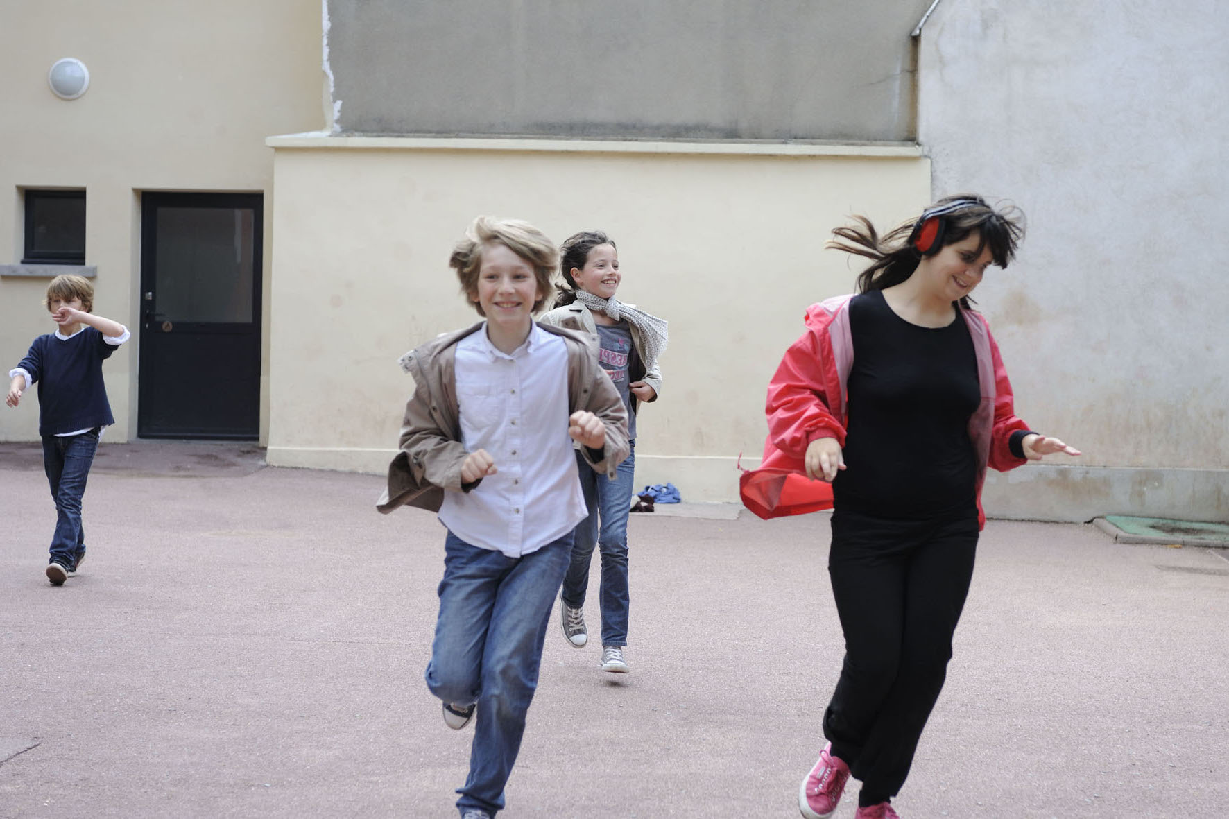 Une journée dans la vie Chiara. Jeune autiste de la maison de TED. Prise en charge par son AVS Sabrina à l'école et dans sa vie de tous les jours. Projet sociabiliser Sabrina au maximum.